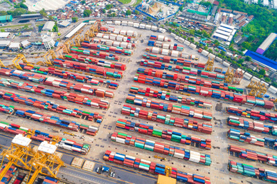 集装箱船在进出口与商业物流中的关键作用 从起重机俯视到海港鸟瞰的贸易全景